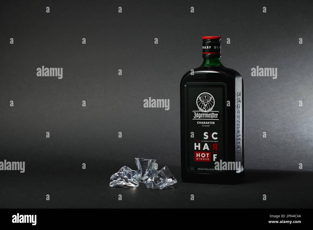 Praga, Repubblica Ceca - 12 Marzo ,2021: Bottiglia di Jagermeister su sfondo nero. Jagermeister è un digestivo tedesco composto da 56 erbe e spezie. Foto Stock