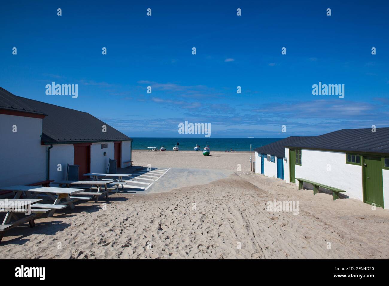 Stenbjerg, Danimarca - Agosto 15,2018: Bianchi edifici da pesca sulla spiaggia di Stenbjerg. E' un villaggio di pescatori sull'ex isola di Thy nel nort Foto Stock