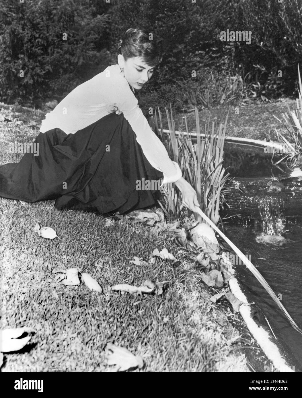 Hepburn, Audrey, 4.5.1929 - 20.1.1993, attrice britannica, lunghezza intera, INGINOCCHIATURA, 1954, INFORMAZIONI-GIOCO-DIRITTI-AGGIUNTIVI-NON-DISPONIBILI Foto Stock