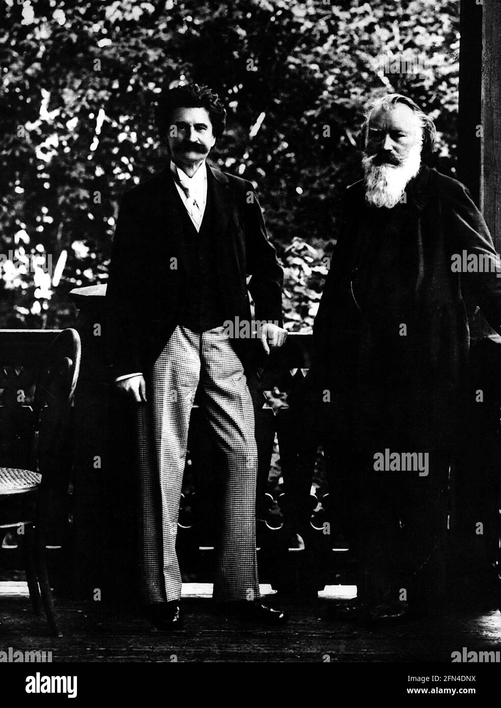 Strauss, Johann II (il giovane), 25.10.1825 - 3.6.1899, compositore austriaco, full length, ADDITIONAL-RIGHTS-CLEARANCE-INFO-NOT-AVAILABLE Foto Stock