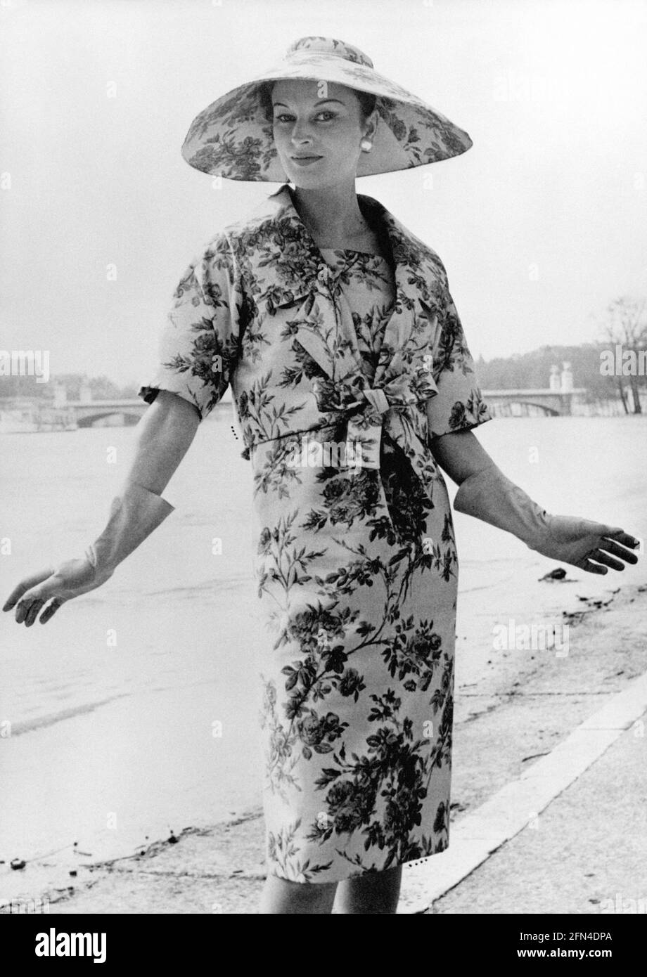 Moda, anni '50, modello, vestito, da Christian Dior, Mezza lunghezza,  primavera/estate, 1958, 1950,  DIRITTI-AGGIUNTIVI-CLEARANCE-INFO-NON-DISPONIBILE Foto stock - Alamy