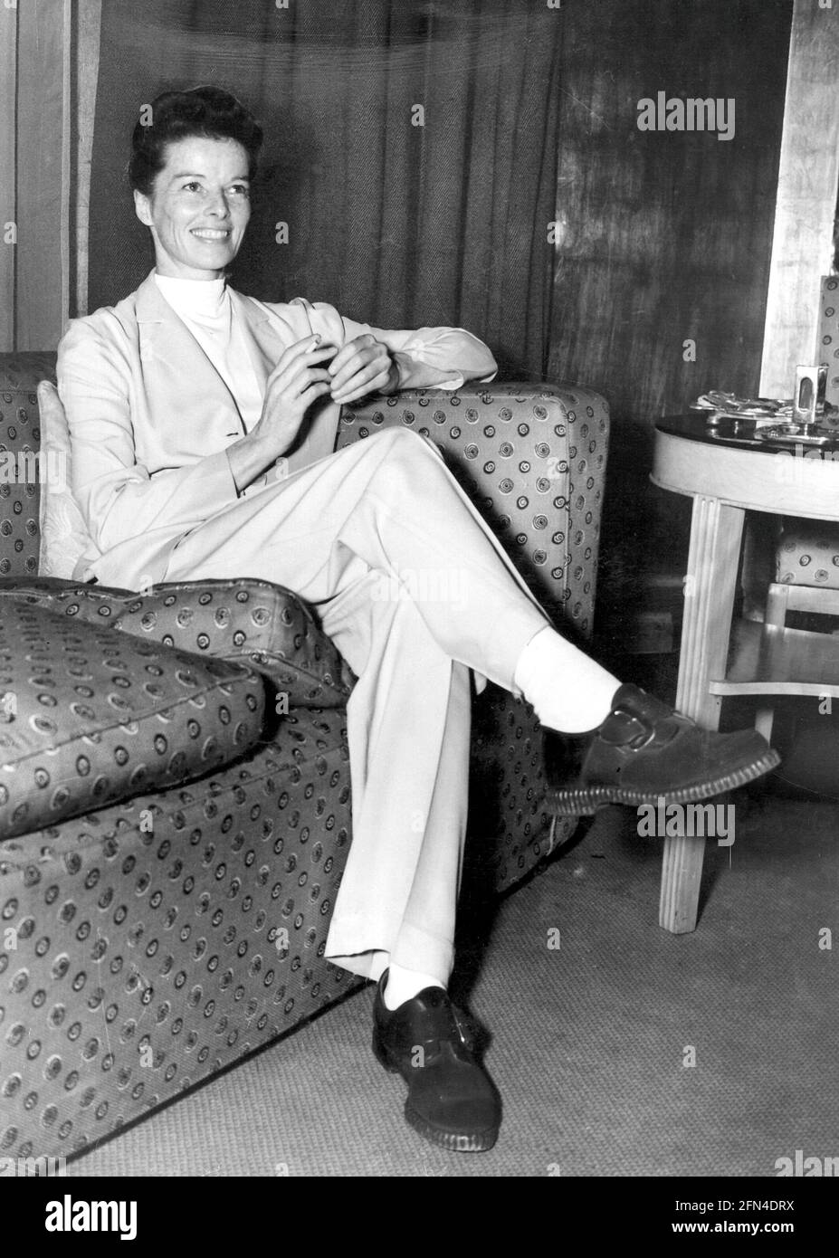 Hepburn, Katharine, 12.5.1907 - 29.06.2003, full length, seduta sul divano, durante la conferenza stampa, DIRITTI AGGIUNTIVI-CLEARANCE-INFO-NON-DISPONIBILE Foto Stock