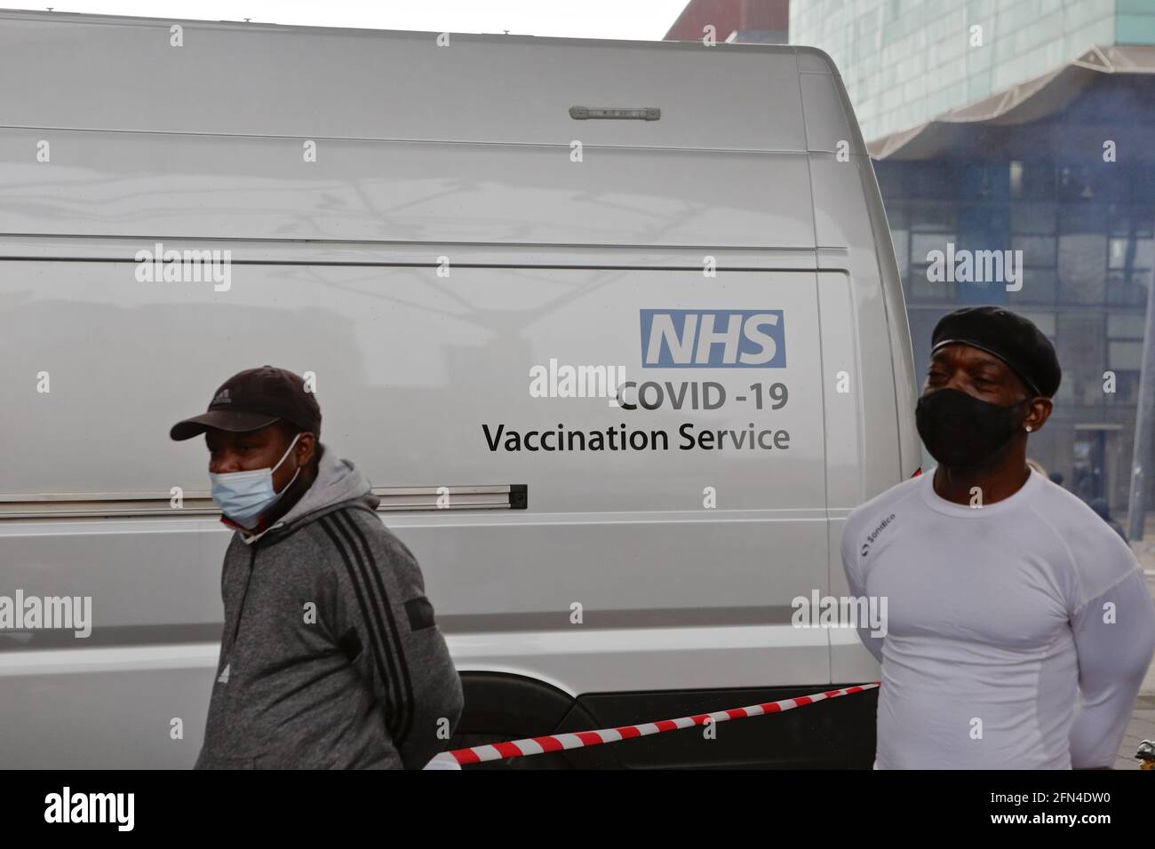 Londra (UK), 13 maggio 2021: Un servizio di vaccinazione mobile Covid-19 visita Peckham nel sud-est di Londra. Le unità si distribuiscono direttamente nei comuni difficili da raggiungere Foto Stock
