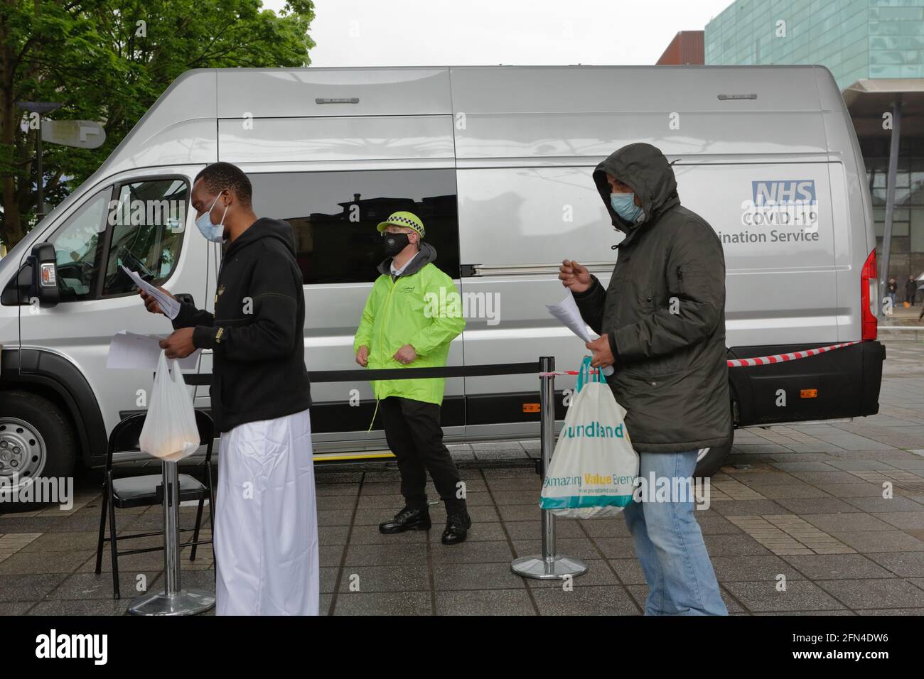 Londra (UK), 13 maggio 2021: Un servizio di vaccinazione mobile Covid-19 visita Peckham nel sud-est di Londra. Le unità si distribuiscono direttamente nei comuni difficili da raggiungere Foto Stock