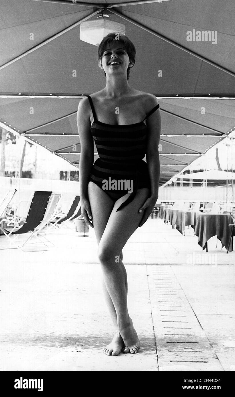 Cardinale, Claudia, * 15.4.1938, attrice italiana, lunghezza intera, In costume da bagno, 1960, DIRITTI-AGGIUNTIVI-AUTORIZZAZIONE-INFO-NON-DISPONIBILE Foto Stock