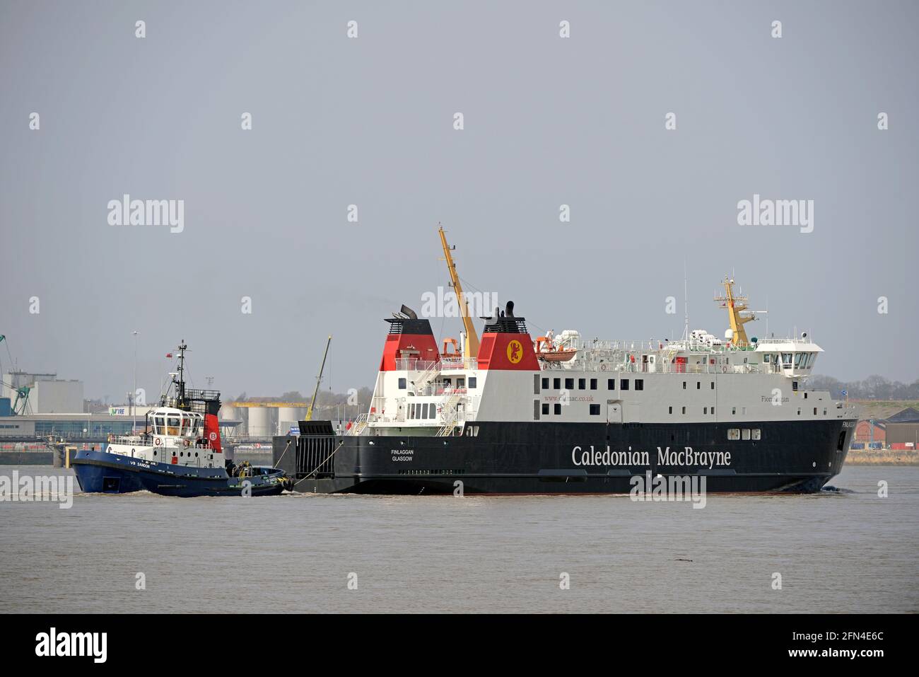 Il traghetto scozzese FINLAGGGAN di Caledonian MacBrayne sul FIUME MERSEY, dopo il rimontaggio presso l'impianto di riparazione della nave Cammell Laird, BIRKENHEAD. Foto Stock