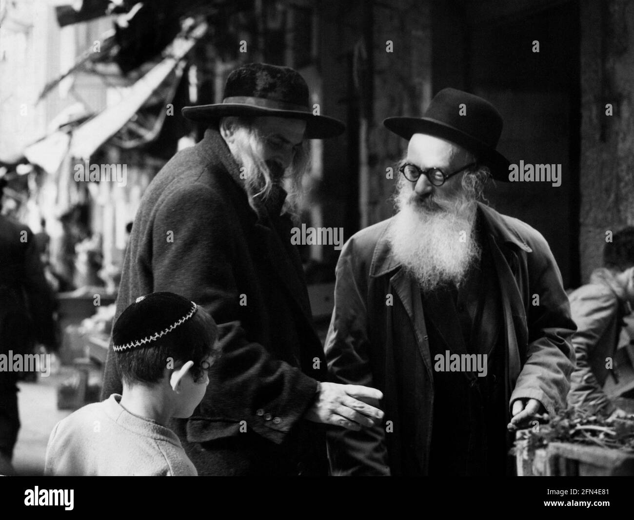 Religione, giudaismo, ebrei ortodossi durante la conversazione, Gerusalemme, Israele, 1962, DIRITTI-AGGIUNTIVI-AUTORIZZAZIONE-INFORMAZIONI-NON-DISPONIBILI Foto Stock