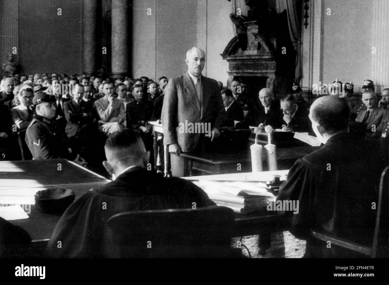 Leuschner, Wilhelm, 15.6.1888 - 29.9.1944, politico tedesco (SPD) e sindacalista, dinanzi alla Corte popolare di Berlino, SOLO A SCOPO EDITORIALE Foto Stock