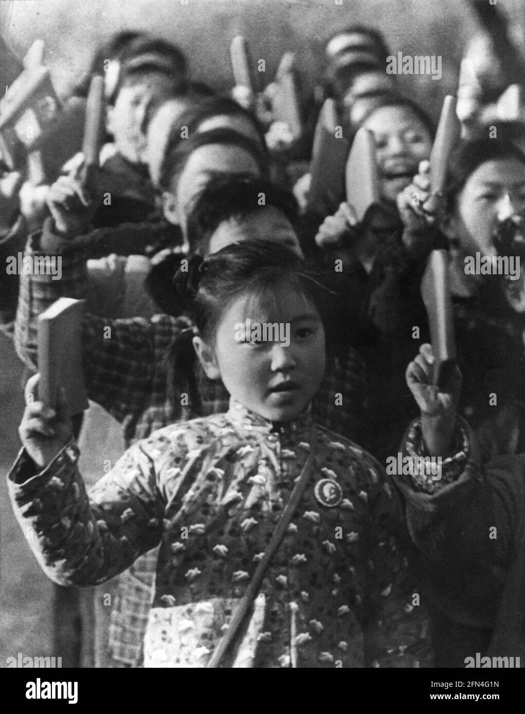 Geografia / viaggio, Cina, politica, comunismo, bambini con la Bibbia di Mao, anni 60, DIRITTI AGGIUNTIVI-CLEARANCE-INFO-NON-DISPONIBILE Foto Stock