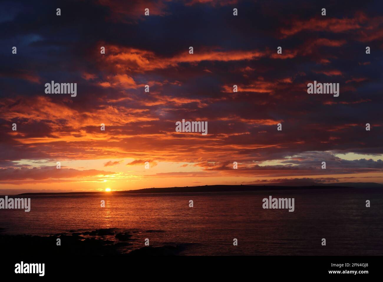 Tramonto sul Pentland Firth, tra la costa settentrionale della Scozia e le isole Orcadi. Foto Stock