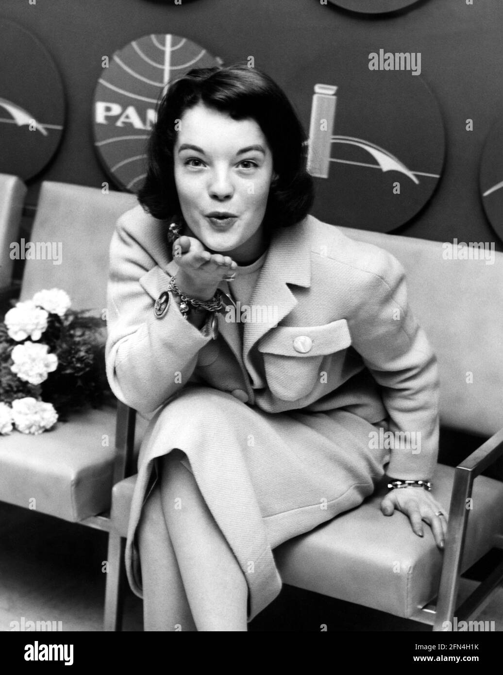 Schneider, Romy, 23.9.1938 - 29.5.1982, attrice tedesca, mezza lunghezza, Seduta, aeroporto, anni '50, DIRITTI-AGGIUNTIVI-AUTORIZZAZIONE-INFORMAZIONI-NON-DISPONIBILI Foto Stock