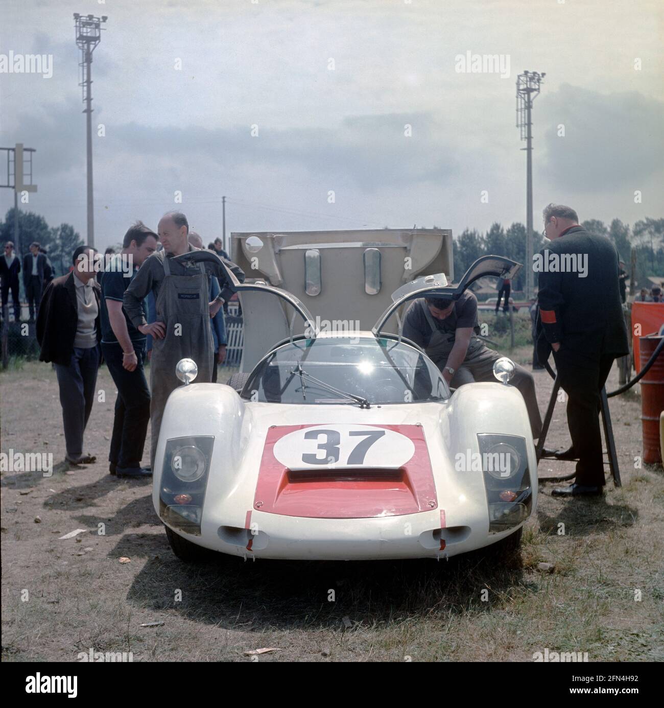 La Porsche 906 di Vic Elford - ben Pon durante il scrutinio per la 24 le Mans 1967 ore di gara. Foto Stock