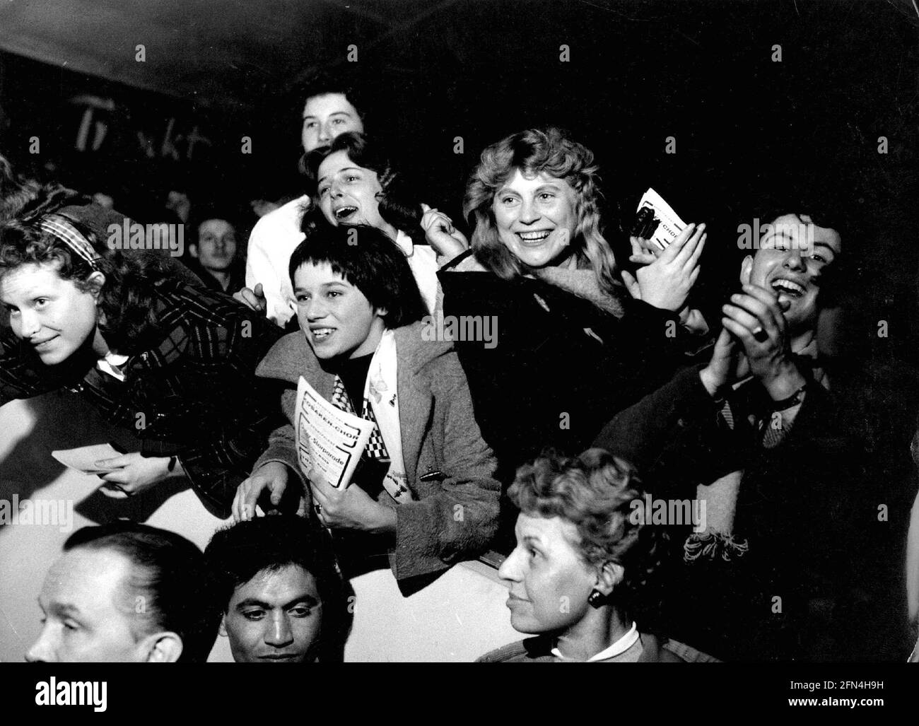 Persone, giovani, tifosi di Elvis Presley al concerto di Bill Haley, Francoforte sul meno, 23.10.1958, DIRITTI-AGGIUNTIVI-CLEARANCE-INFO-NON-DISPONIBILE Foto Stock