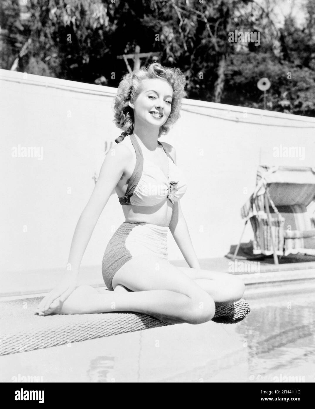 moda, donna, lunghezza intera, indossando bikini, seduto, Diving board, 1950, 50s, ADDITIONAL-RIGHTS-CLEARANCE-INFO-NOT-AVAILABLE Foto Stock