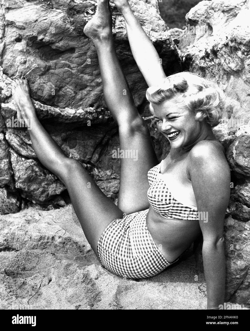 moda, anni '50, donna, lunghezza intera, indossando bikini, SOGGIORNO, SPIAGGIA, DIRITTI-AGGIUNTIVI-AUTORIZZAZIONE-INFORMAZIONI-NON-DISPONIBILI Foto Stock