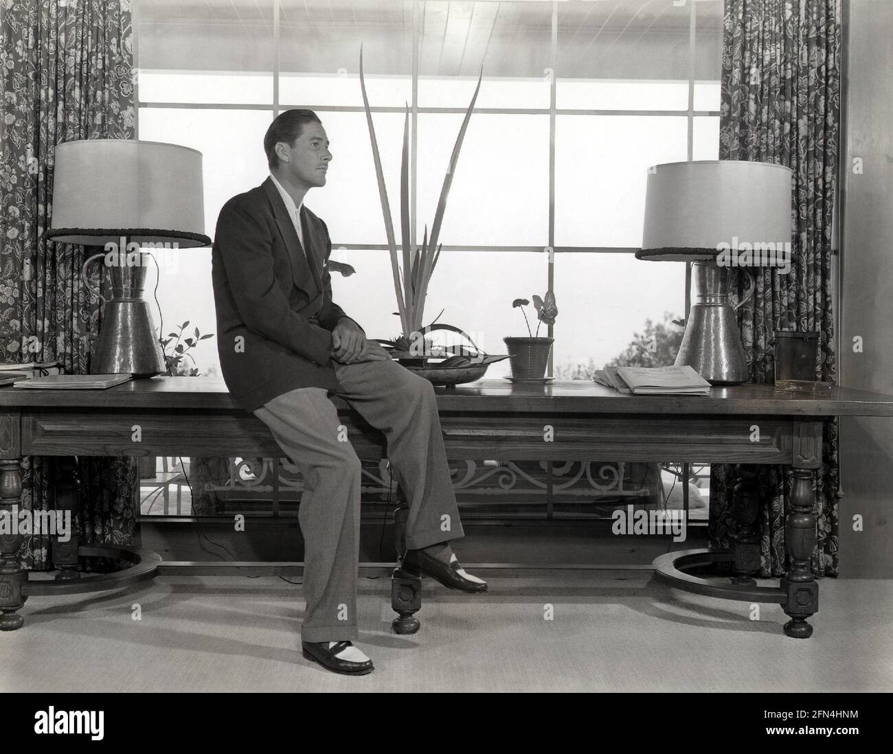 Flynn, Errol, 20.6.1909 - 14.10.1959, attore americano, lunghezza intera, Nel suo studio, ADDITIONAL-RIGHTS-CLEARANCE-INFO-NOT-AVAILABLE Foto Stock