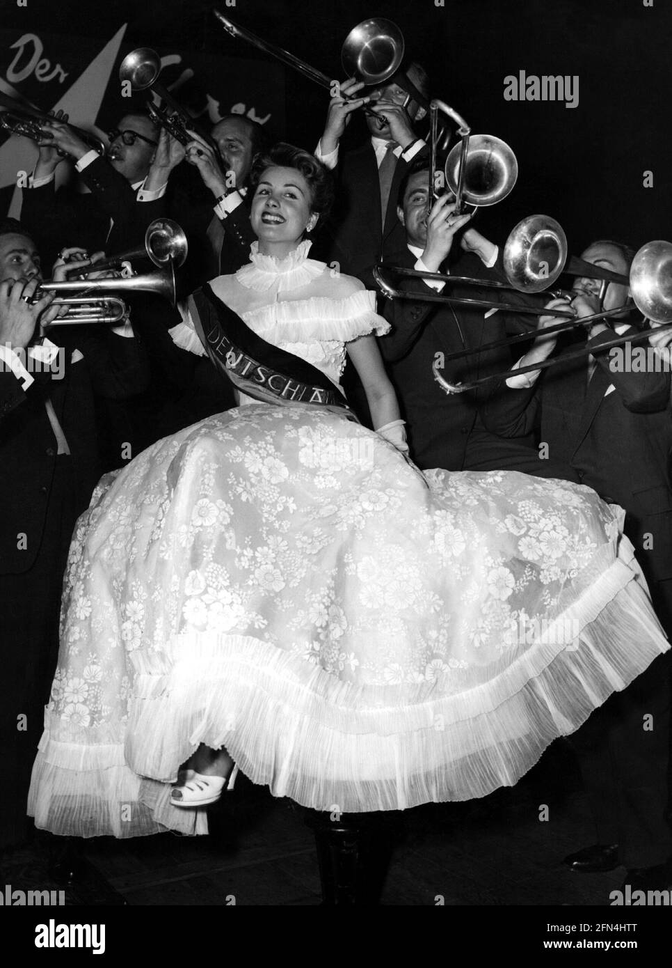 Persone, donne, beauty pageants, Miss Germania 1952, vincitore Renate Hoy, Intera lunghezza, Kurhaus, INFORMAZIONI-DIRITTI-AGGIUNTIVI-DI-AUTORIZZAZIONE-NON-DISPONIBILI Foto Stock