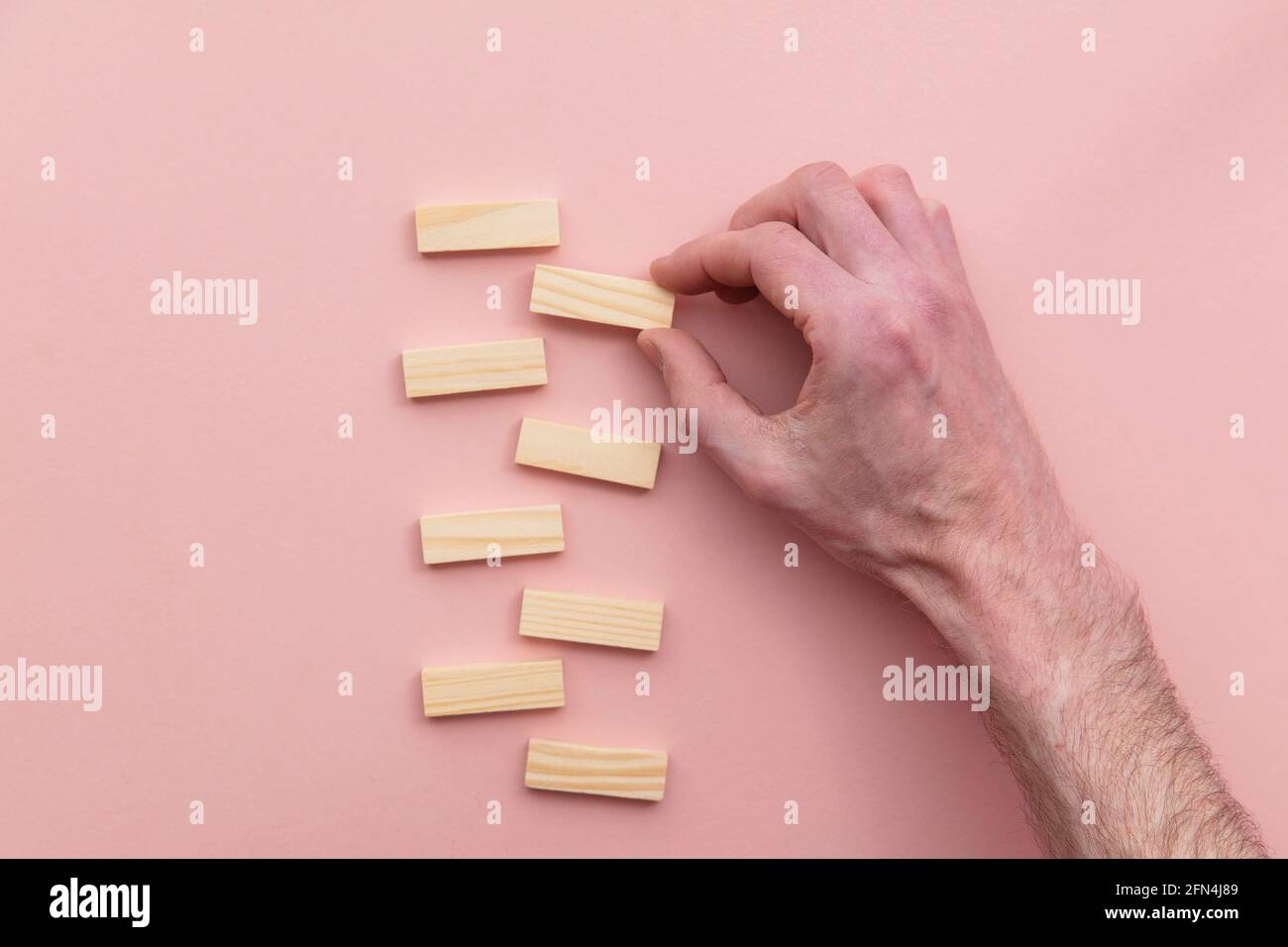 Lato la scelta di un blocco di legno da un set. Scelta aziendale concept Foto Stock