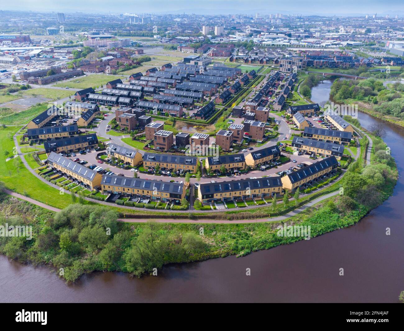Vista aerea degli ex atleti Village moderno sviluppo di alloggi sulle rive del fiume Clyde a Dalmarnock, Glasgow, Scozia, Regno Unito Foto Stock