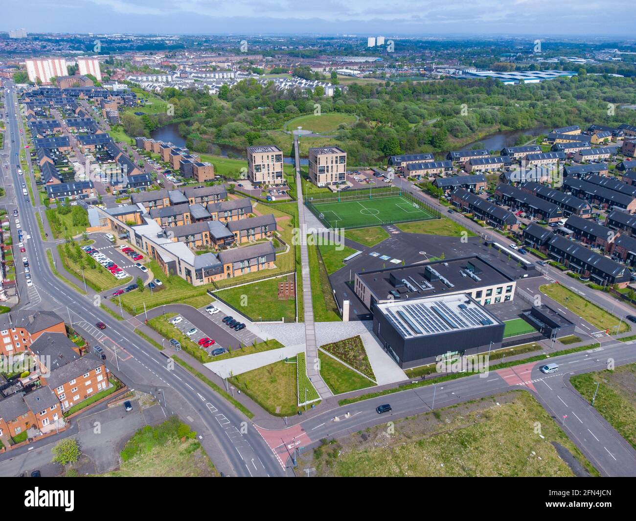 Vista aerea degli ex atleti Village moderno sviluppo di alloggi sulle rive del fiume Clyde a Dalmarnock, Glasgow, Scozia, Regno Unito Foto Stock