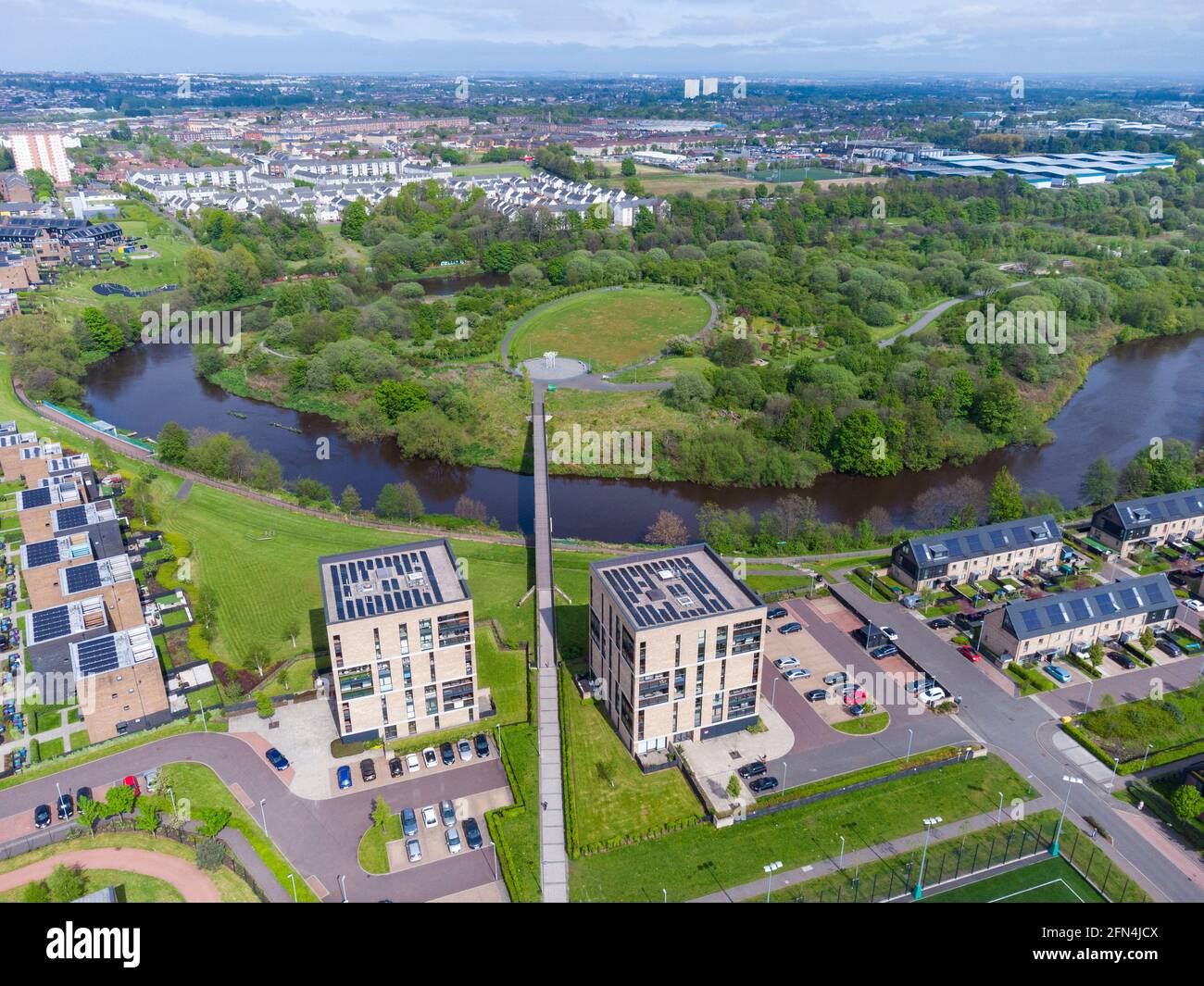 Veduta aerea del parco pubblico boschivo Cuningar Loop e del villaggio degli atleti, alloggi moderni sulle rive del fiume Clyde a Rutherglen, Glasgow, Scozia, Regno Unito Foto Stock