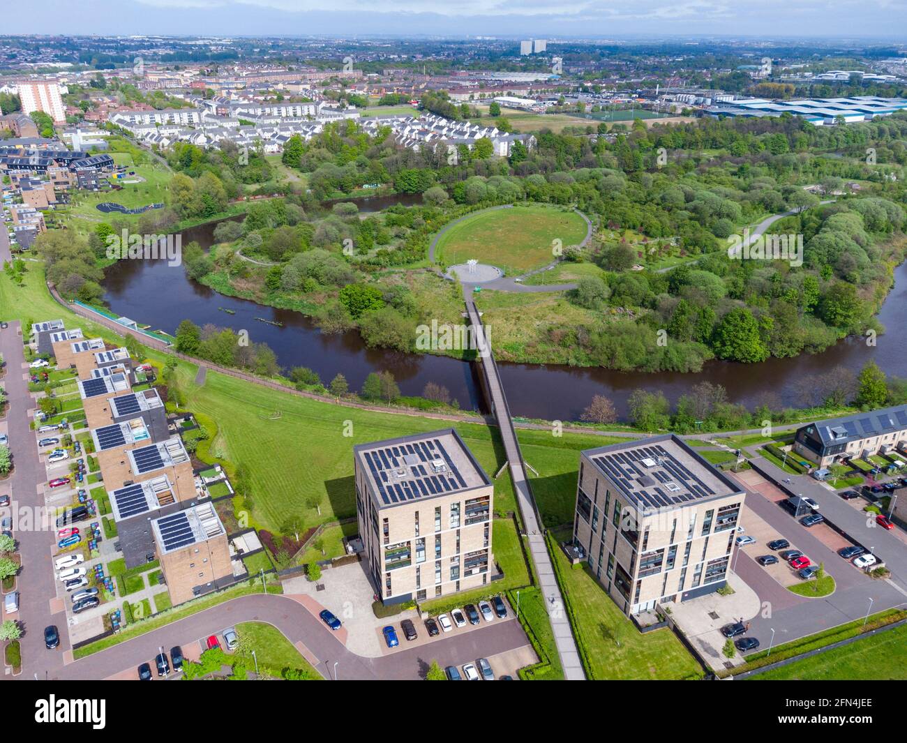 Veduta aerea del parco pubblico boschivo Cuningar Loop e del villaggio degli atleti, alloggi moderni sulle rive del fiume Clyde a Rutherglen, Glasgow, Scozia, Regno Unito Foto Stock