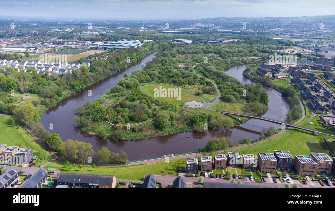 Vista aerea del parco forestale pubblico Cuningar Loop sulle rive del fiume Clyde a Rutherglen, Glasgow, Scozia, Regno Unito Foto Stock