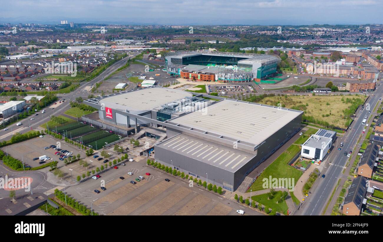 Vista aerea dell'Emirates Arena e dello stadio di calcio del Celtic Park nell'East End di Glasgow, Scozia, Regno Unito Foto Stock