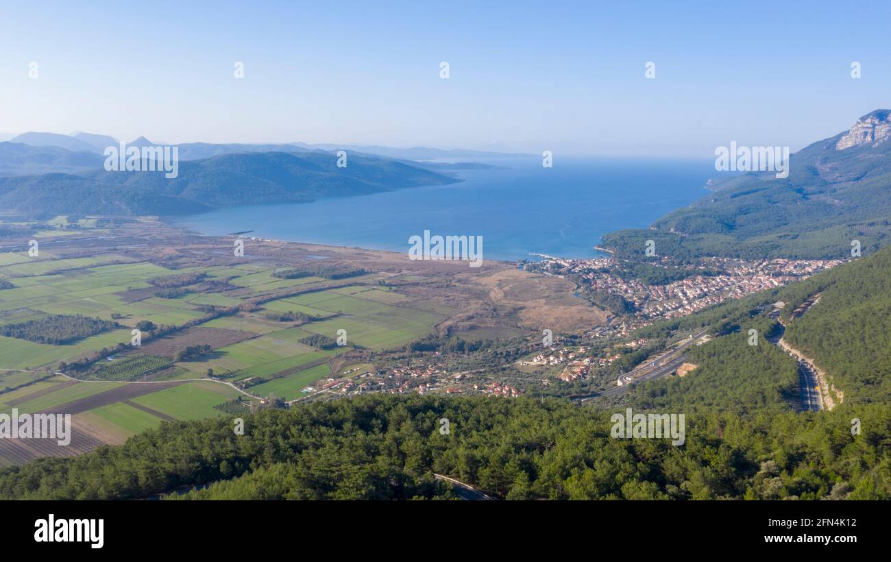 Foto panoramica di un paesaggio che cattura Mugla Akyaka e la sua incantevole natura. Con il suo fiume vicino a un sentiero pieno di edifici e piante, questo luogo Foto Stock