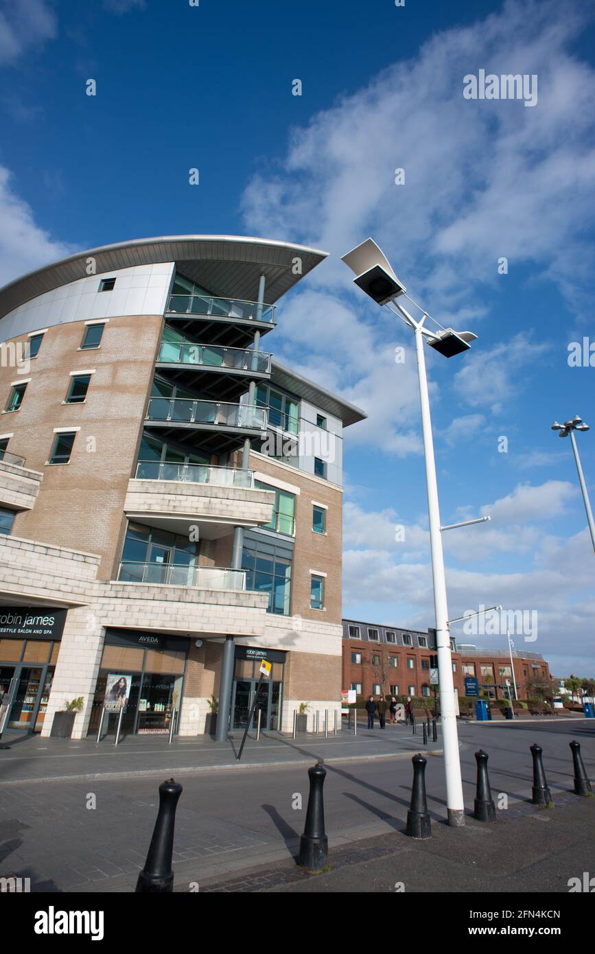 Moderno sviluppo di appartamenti sul lato della banchina a Poole in Dorset Foto Stock