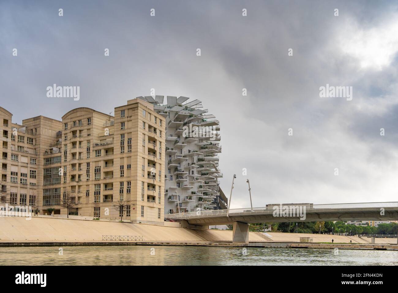 Vista sul fiume Lez e l'iconico edificio l'arbre blanc a Montpellier, Francia Foto Stock