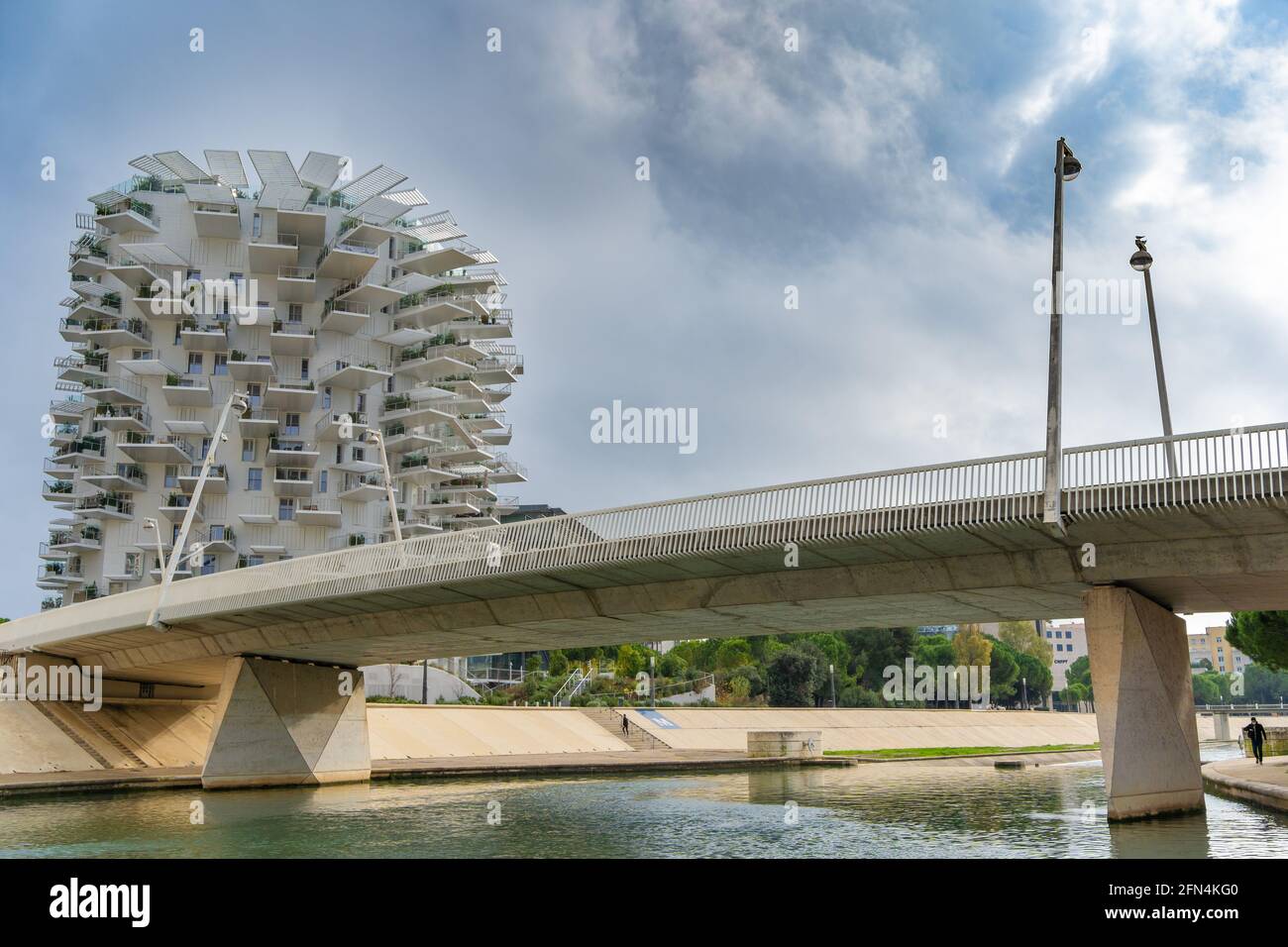 Vista sul fiume Lez e l'iconico edificio l'arbre blanc a Montpellier, Francia Foto Stock