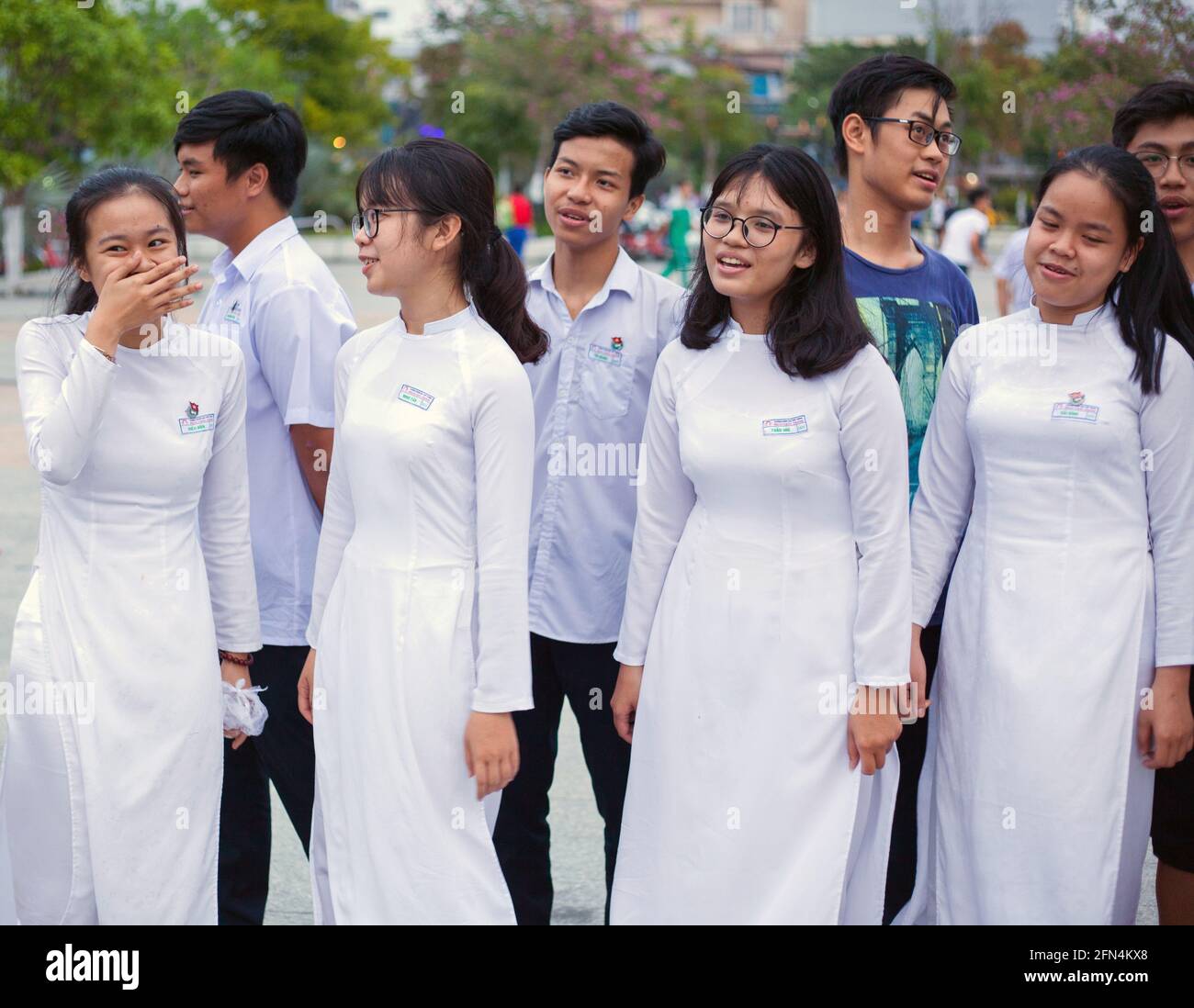 Otto giovani teenager vietnamiti che provano per la rappresentazione drammatica nel parco, da Nang, Vietnam Foto Stock