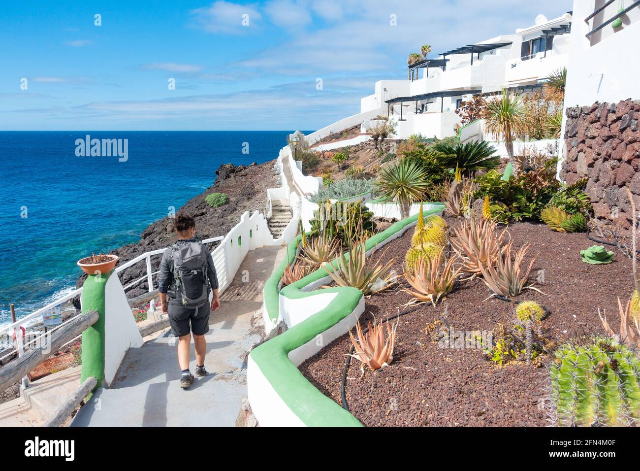 Donna escursioni, a piedi vicino Agaete sulla costa settentrionale di Gran Canaria, Isole Canarie, Spagna Foto Stock