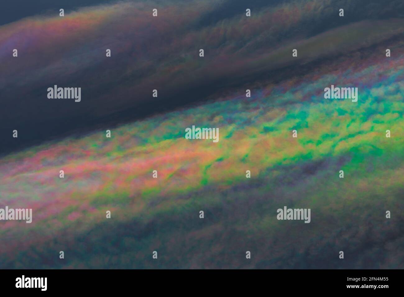 Una vista rara: Nubi iridescenti. La diffrazione può far brillare le nuvole con colori come una corona. Foto Stock