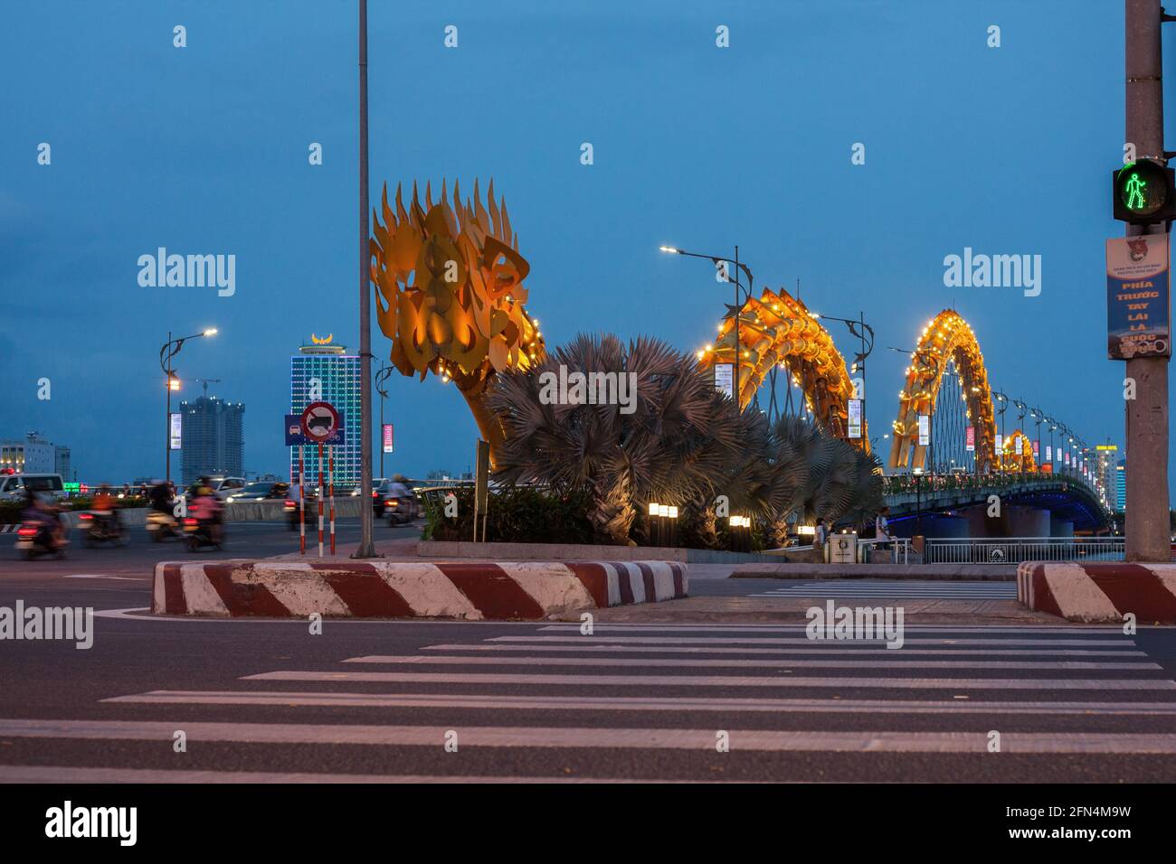 Dragon Bridge si è illuminato con luci gialle al tramonto, da Nang, Vietnam Foto Stock