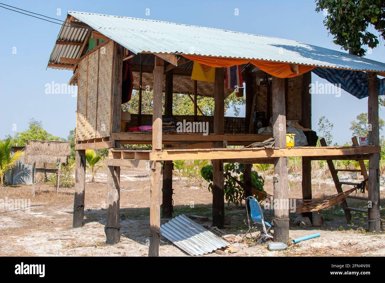 Tradizionale casa tailandese in legno elevata su palafitte con ferro corrugato tetto Foto Stock