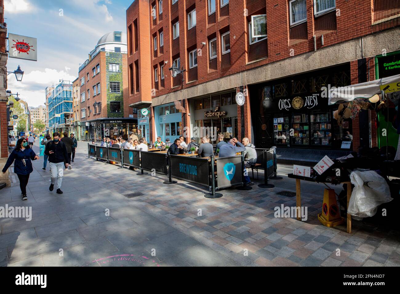 Una piazza pedonale nel centro di Londra, con tavoli all'aperto, ristoranti e caffetterie Foto Stock