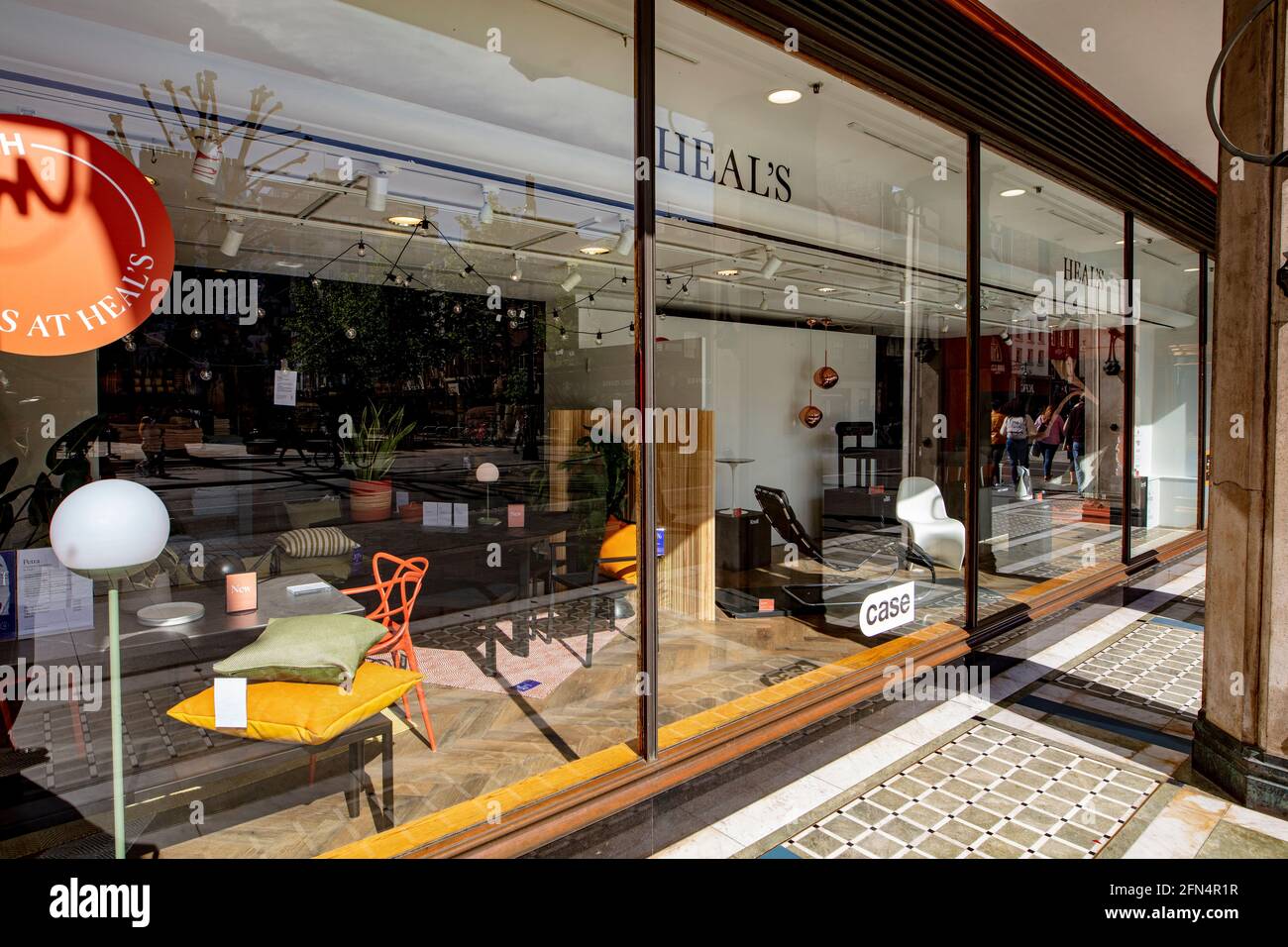 Frontage of Heal's (Heal and Son Ltd), un negozio di mobili di lusso a Londra; il frontage sulla Tottenham Court Road. Foto Stock