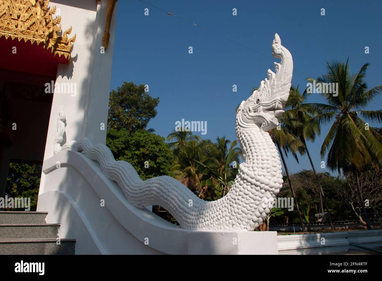 Una statua di idolo in legno in un santuario rurale nel nord Thailandia Foto Stock