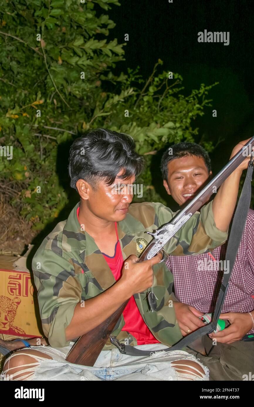 Cacciatore thailandese con il suo fucile Foto Stock