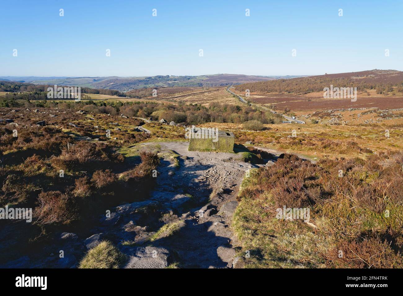 Una frizzante mattina primaverile attraverso il Derbyshire Peak District dalla cima del Burbage Edge South. Foto Stock