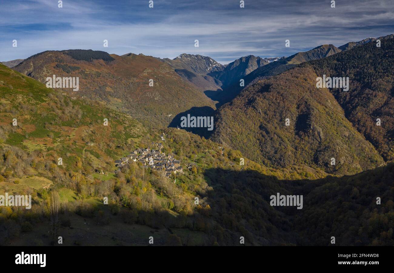 Vista aerea dei villaggi di Bausen e Canejan e delle foreste circostanti in autunno (Valle d'Aran, Catalogna, Spagna, Pirenei) Foto Stock