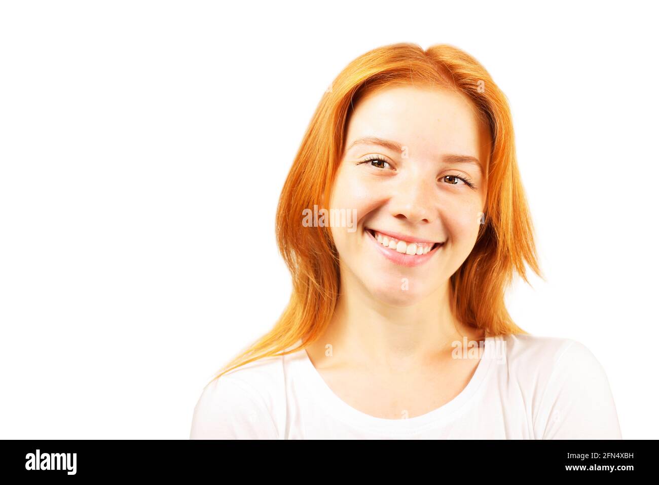 Bella giovane donna rossa con espressione facciale soddisfatta, isolata su sfondo bianco. Attraente femmina con capelli rossi naturali e occhi marroni Foto Stock