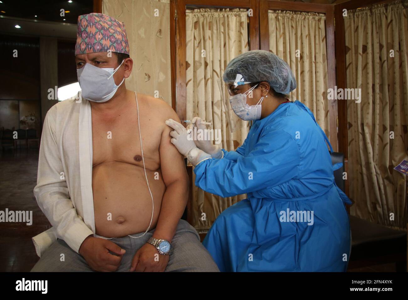 Kathmandu, NE, Nepal. 14 maggio 2021. Un operatore sanitario vaccina le persone con vaccini Covisield presso il palazzo del parlamento, Kathmandu, Nepal, il 14 maggio 2021. Credit: Aryan Dhimal/ZUMA Wire/Alamy Live News Foto Stock