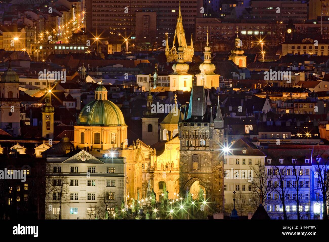 Praga, Czechia - guglie e chiese della città vecchia al tramonto. Foto Stock
