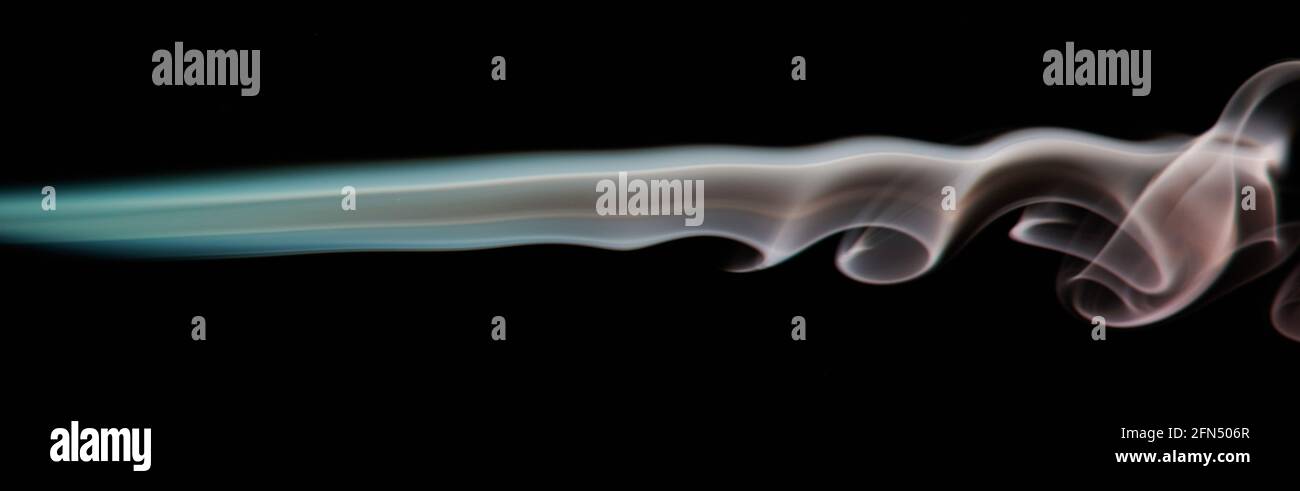 Fumo astratto marrone vorticosi colore su sfondo nero. Elegante sfondo curvilineo Foto Stock