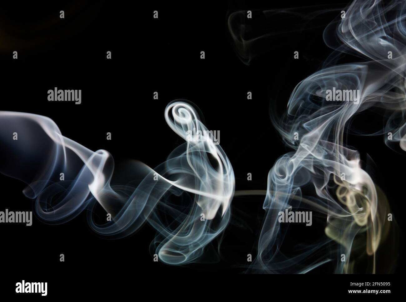 La forma d'onda del fumo blu scorre su sfondo nero isolato Foto Stock