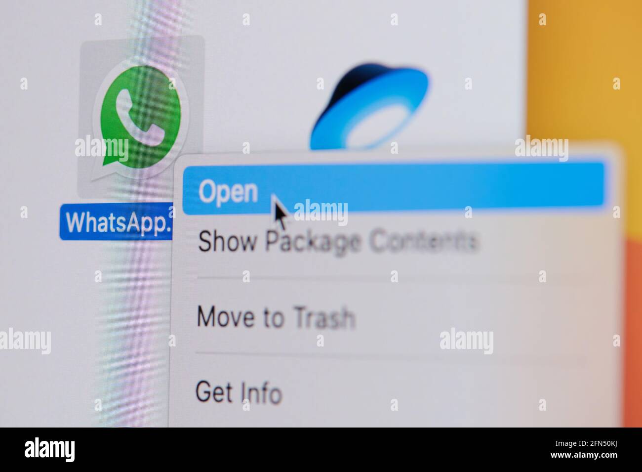New york, USA - 19 aprile 2021: Fare clic e aprire l'app whatsapp sulla vista ravvicinata della macro dello schermo del laptop Foto Stock