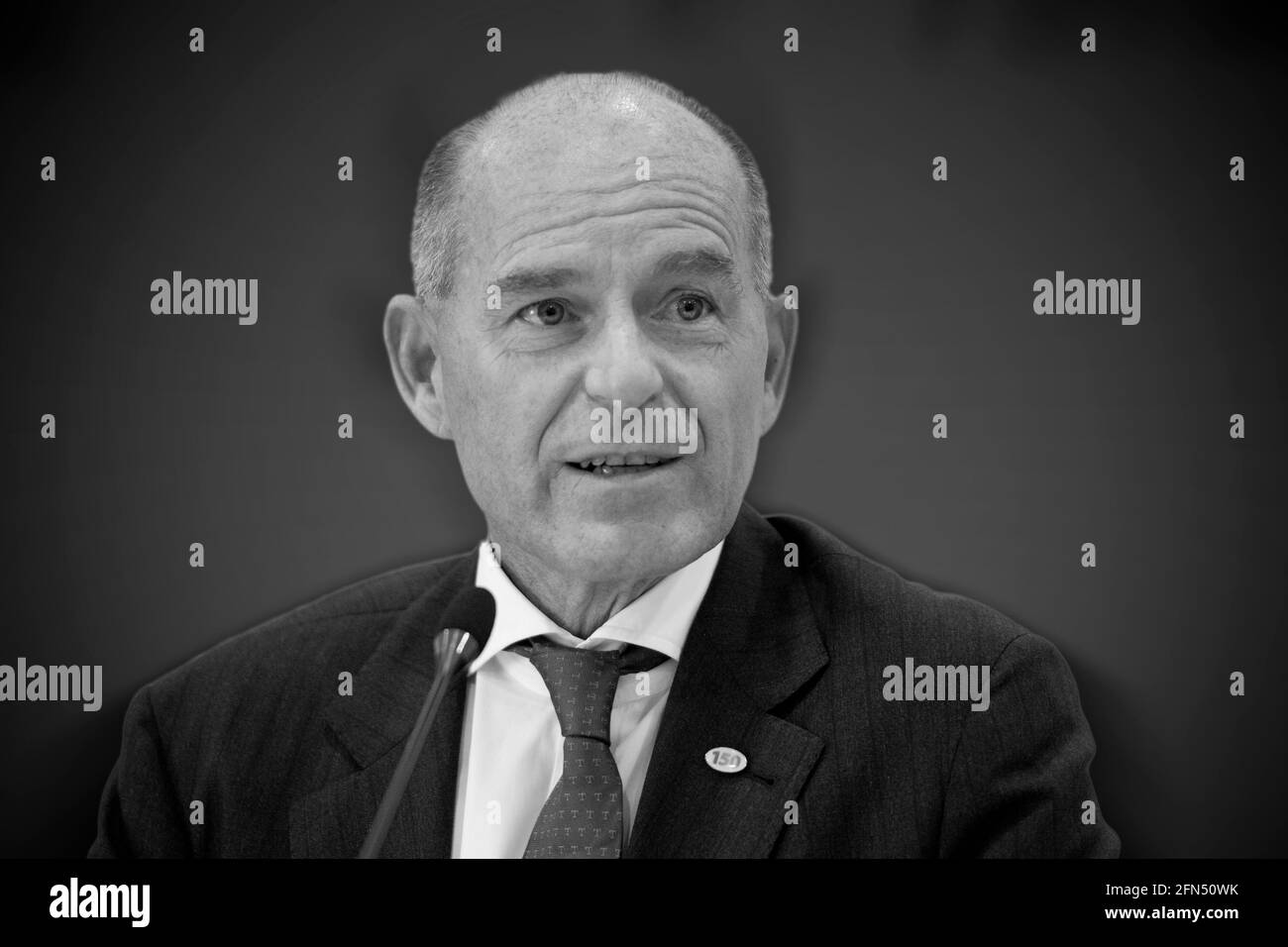 FOTOMONTAGGIO: Karl-Erivan HAUB ora ufficialmente dichiarato morto. Foto d'archivio: Karl-Erivan HAUB (Presidente del Consiglio di amministrazione e CEO), ritratto, portrvɬsst, ritratto, immagine singola ritagliata, Single Motif, conferenza stampa annuale del Gruppo TENGELMANN, il 13 luglio 2017 a Muelheim an der Ruhr/Germania. vǬ | utilizzo in tutto il mondo Foto Stock